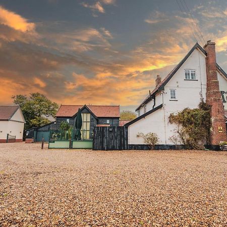 The Auberge Yaxley  ภายนอก รูปภาพ