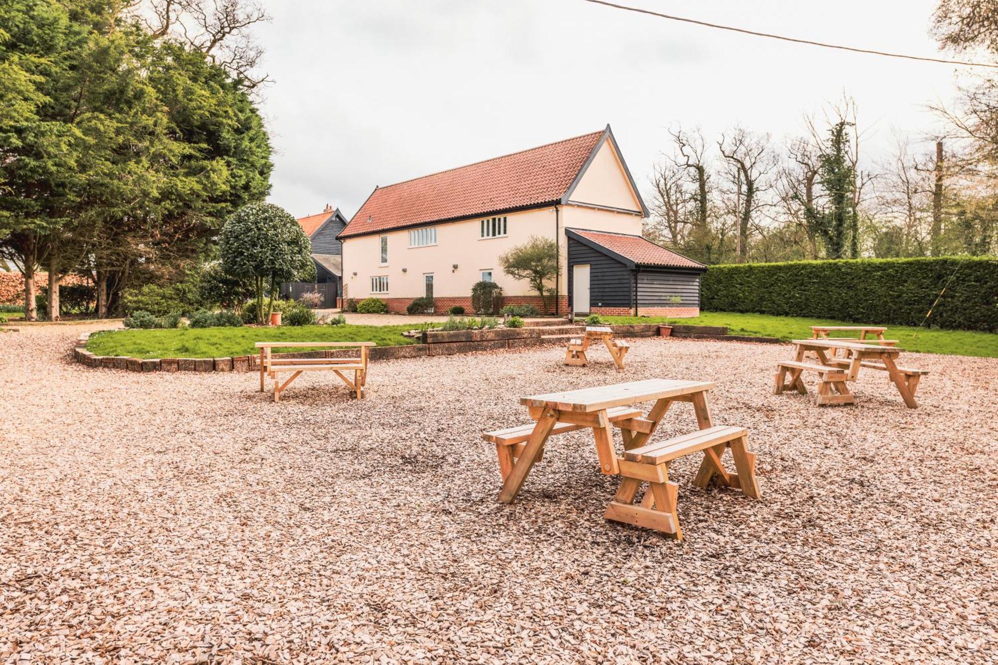The Auberge Yaxley  ภายนอก รูปภาพ